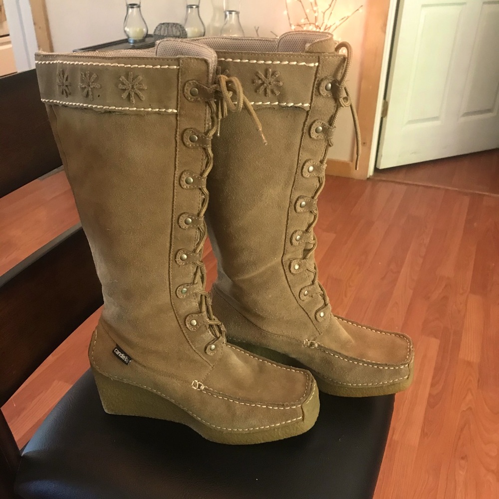 Candie’s vintage soft brown suede lace up wedge heels, size 8.5M.